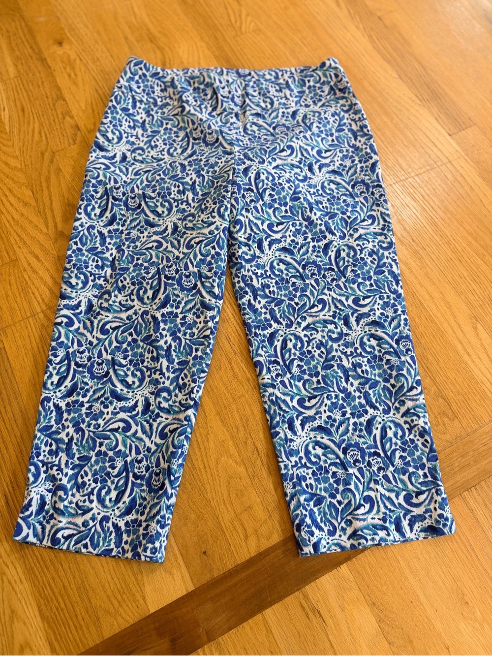 Ladies Size 10 "Zac & Rachel" Blue & White Floral-Print Bermudas Capris GUC